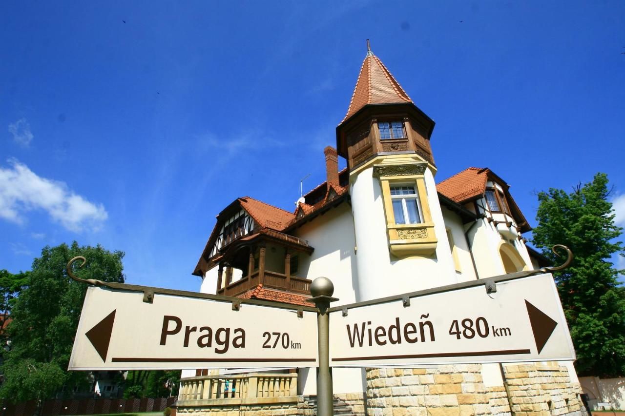 Отель Hotel Pałacyk Легница-44